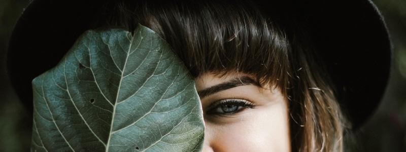 Schöne, volle Augenbrauen – natürliche Pflege & Styling Inspiration