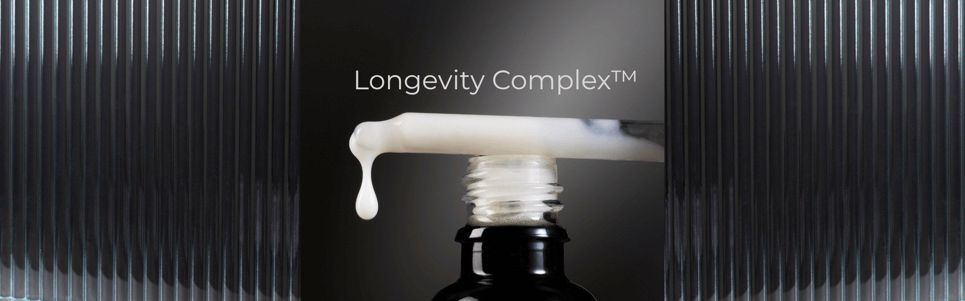 Schwarzer Flakon mit weißem Serum-Tropfen und der Aufschrift „Longevity Complex™“ – Symbolbild für die wissenschaftlich fundierte Anti-Aging-Pflege Skin Regimen LX.