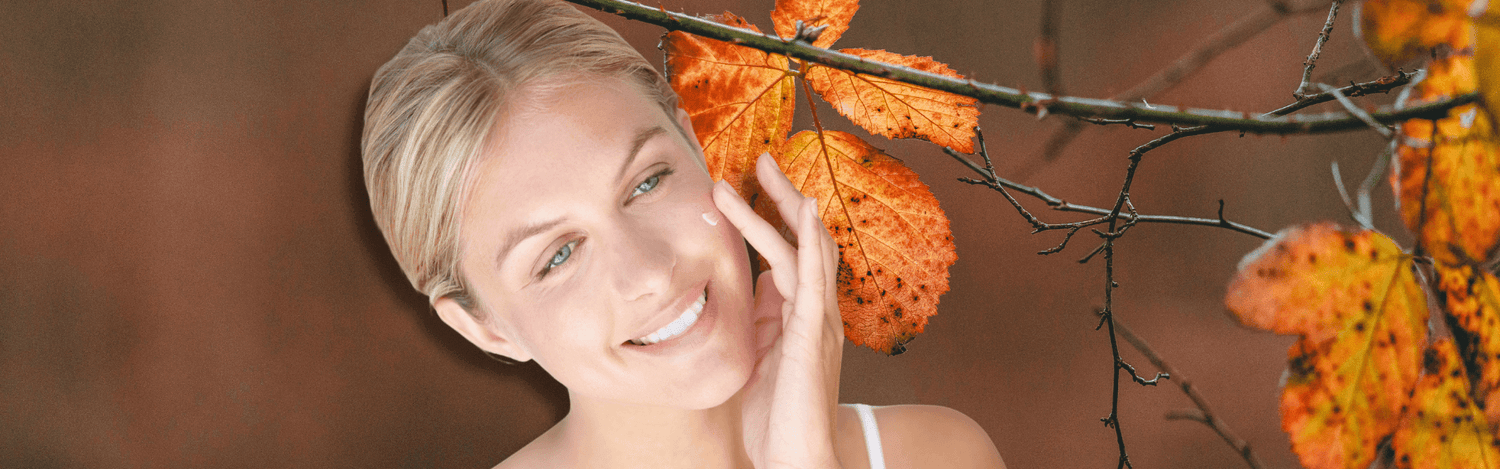 Frau pflegt ihre Haut mit Gesichtscreme – Beauty-Routine im Herbst, Anadore Blog.
