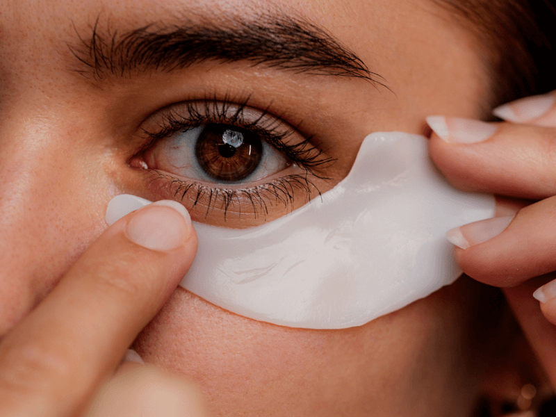 Frau trägt pflegende Augenpads auf – Feuchtigkeit & Frische für die Augenpartie