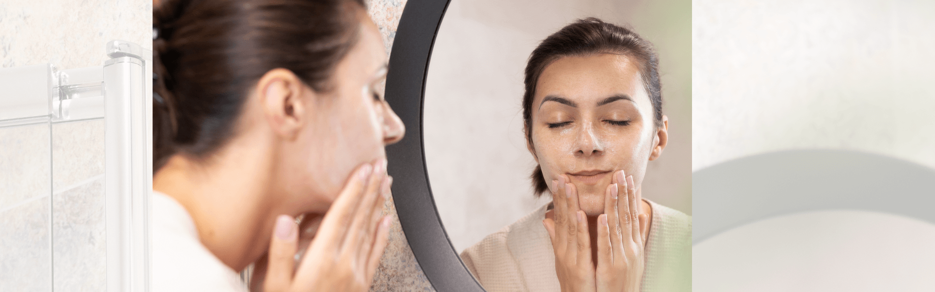 Frau beim Auftragen von Gesichtscreme – Hautpflegeroutine aus dem Beauty-Blog