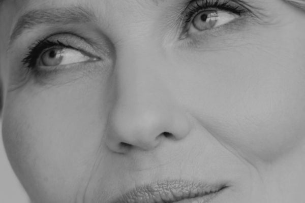 Nahaufnahme eines weiblichen Auges – Fokus auf reife Haut