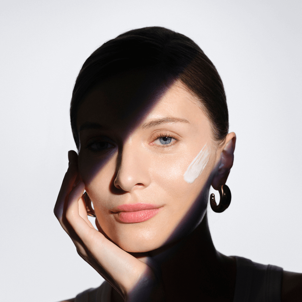 Frau trägt Cellcosmet Brightener XT auf – aufhellende Gesichtspflege für strahlende Haut