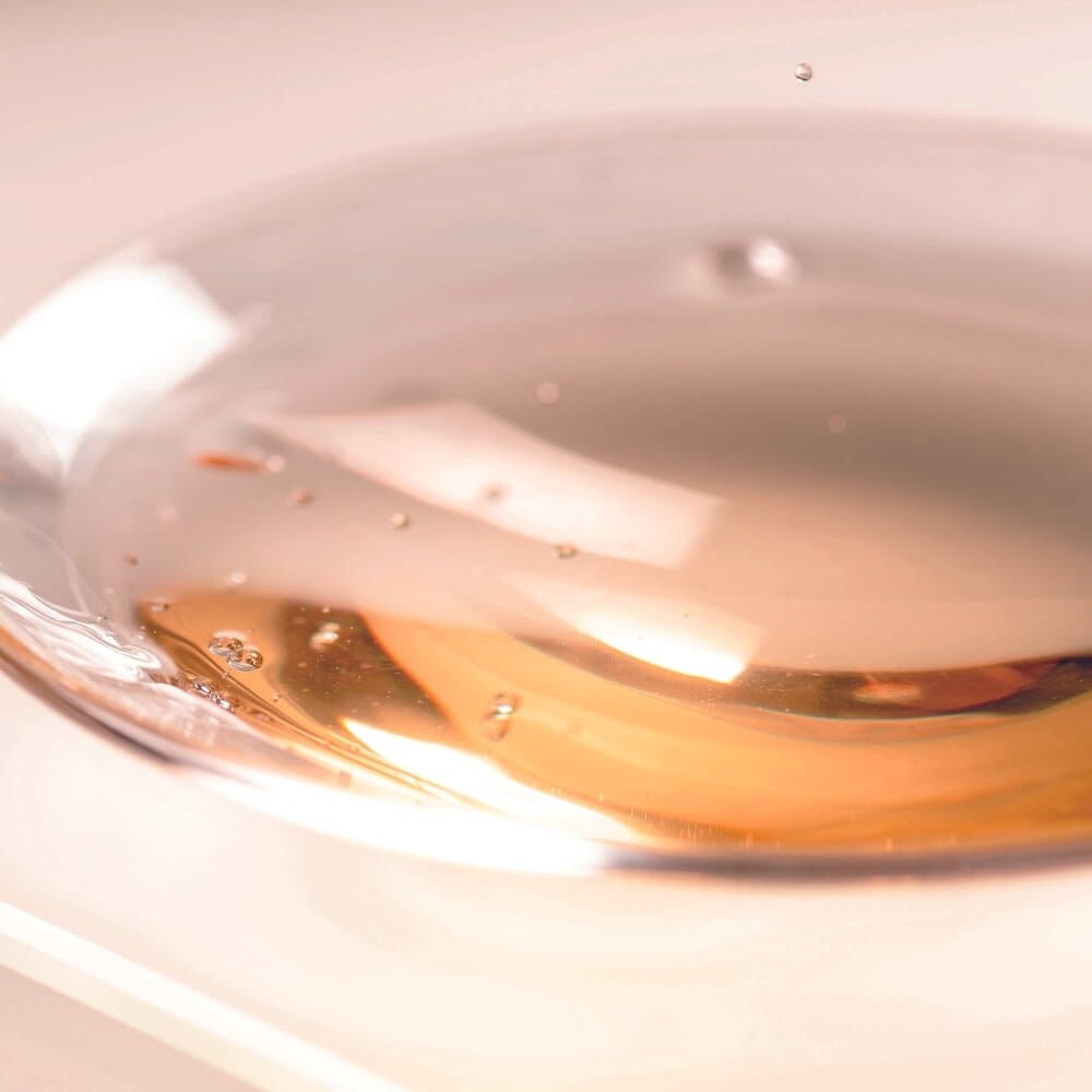 Cellcosmet CellEctive Tonic – luxuriöse Gesichtswasser-Textur für sanfte Hauterneuerung und Feuchtigkeit.