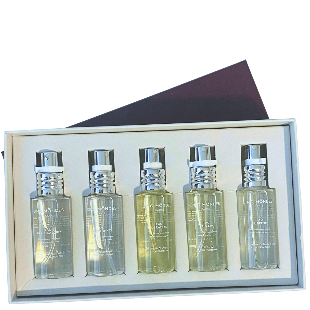 Cinq Mondes Coffret Eaux Fraîches mit fünf 25-ml-Düften und geöffneter Box – exklusives Geschenkset in limitierter Auflage.