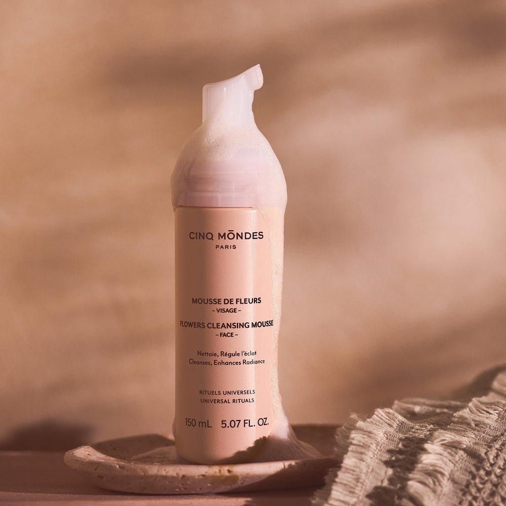 Cinq Mondes Mousse de Fleurs – Reinigungsschaum mit Blütenextrakten, Spa-inspirierte Gesichtspflege dekorativ inszeniert
