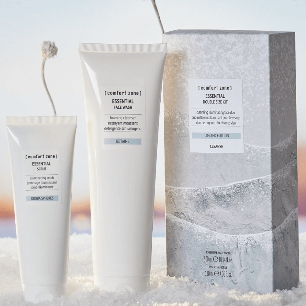 Comfort Zone Essential Face Wash & Scrub Double Set, Pflegeset mit Gesichtsreiniger und Peeling, stimmungsvoll präsentiert in einer winterlichen Schneeaufnahme