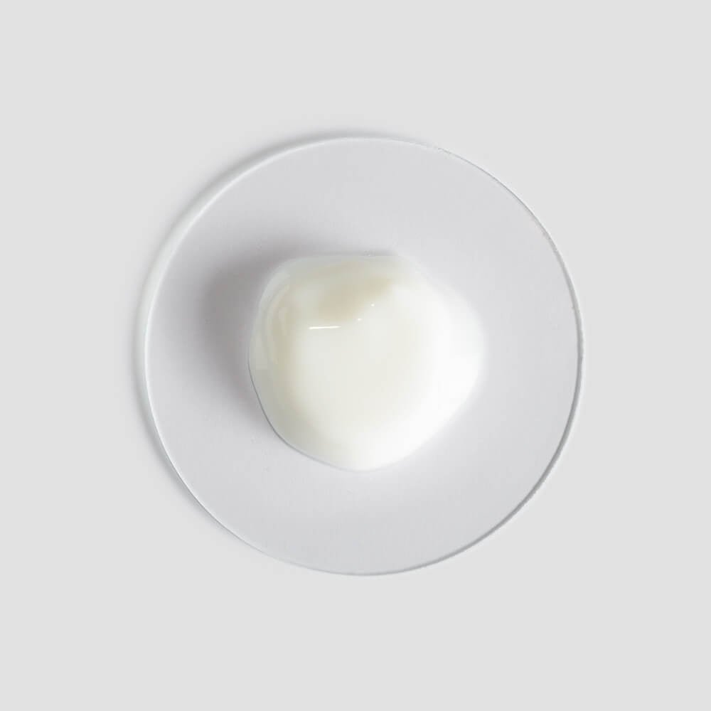 Comfort Zone Essential Milk 200ml, Detailaufnahme der cremigen Textur einer sanften Reinigungsmilch für alle Hauttypen