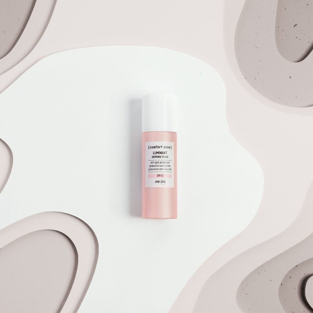 Comfort Zone Luminant Defense Fluid, leichtes Schutzfluid für einen ebenmäßigen Teint in einer Mood-Aufnahme