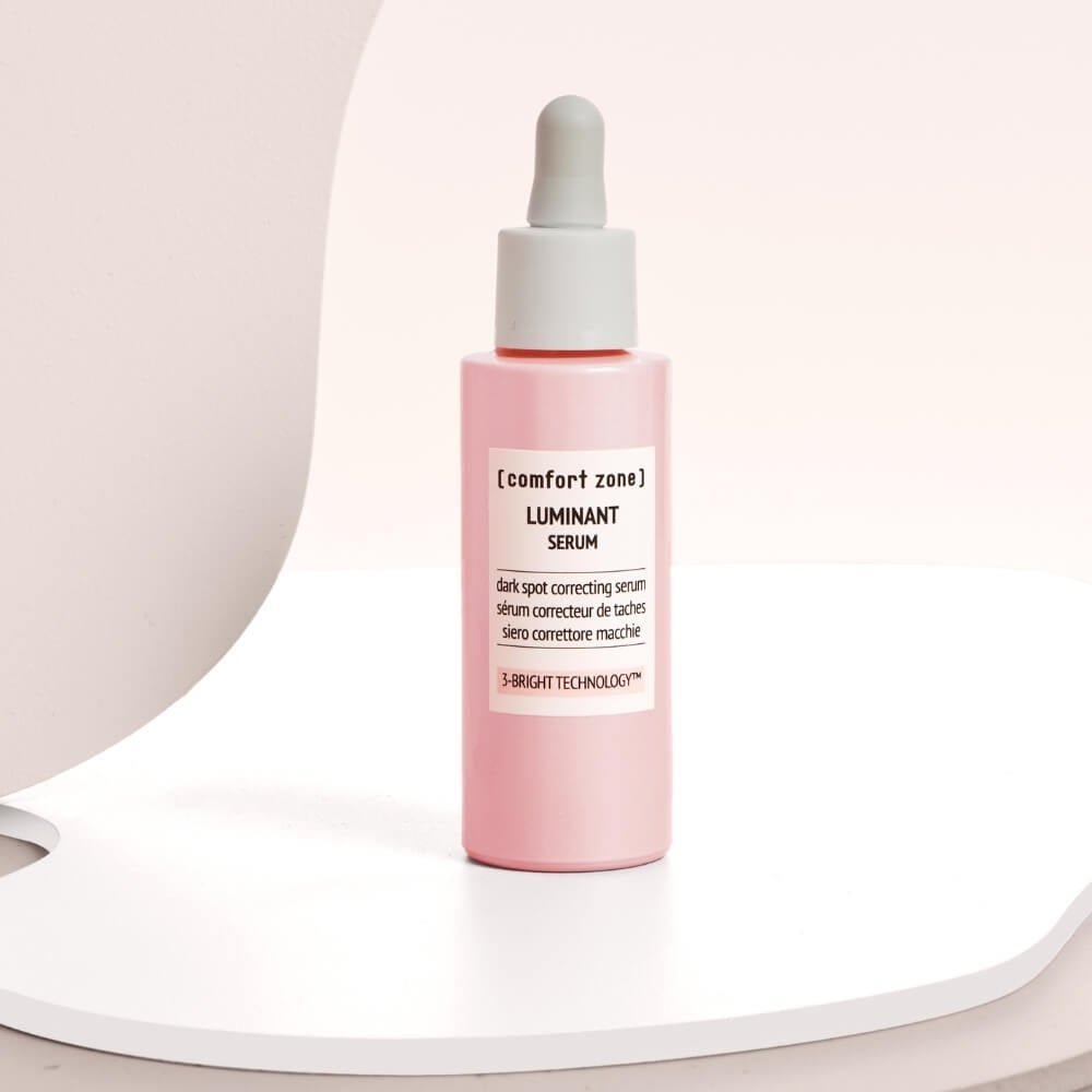Comfort Zone Luminant Serum, aufhellendes Gesichtsserum für einen strahlenden Teint in einer Mood-Aufnahme Flasche geschlossen