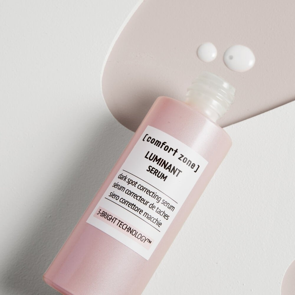 Comfort Zone Luminant Serum, leichte und aufhellende Serum-Textur für einen ebenmäßigen Teint - Moodbild Flasche offen