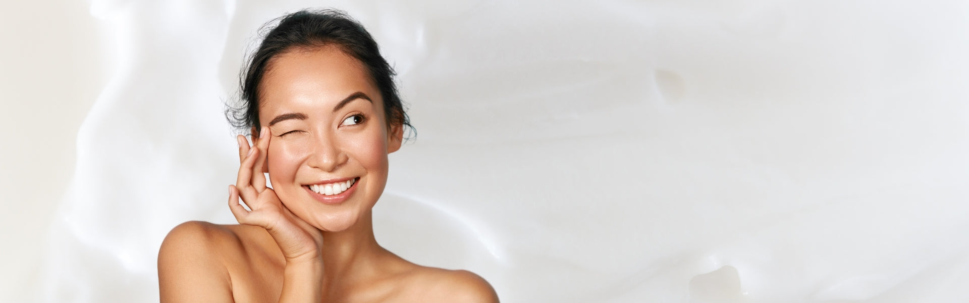 Gesichtspflege bei ANADORE - Banner-Bild einer zufriedene Frau