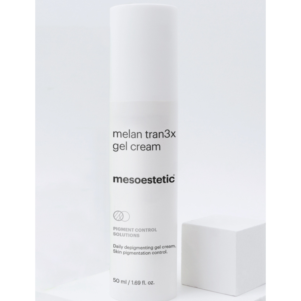 Mesoestetic Melan Tran3X Gel Cream – Aufhellende Creme gegen Pigmentflecken auf Präsentationspodest
