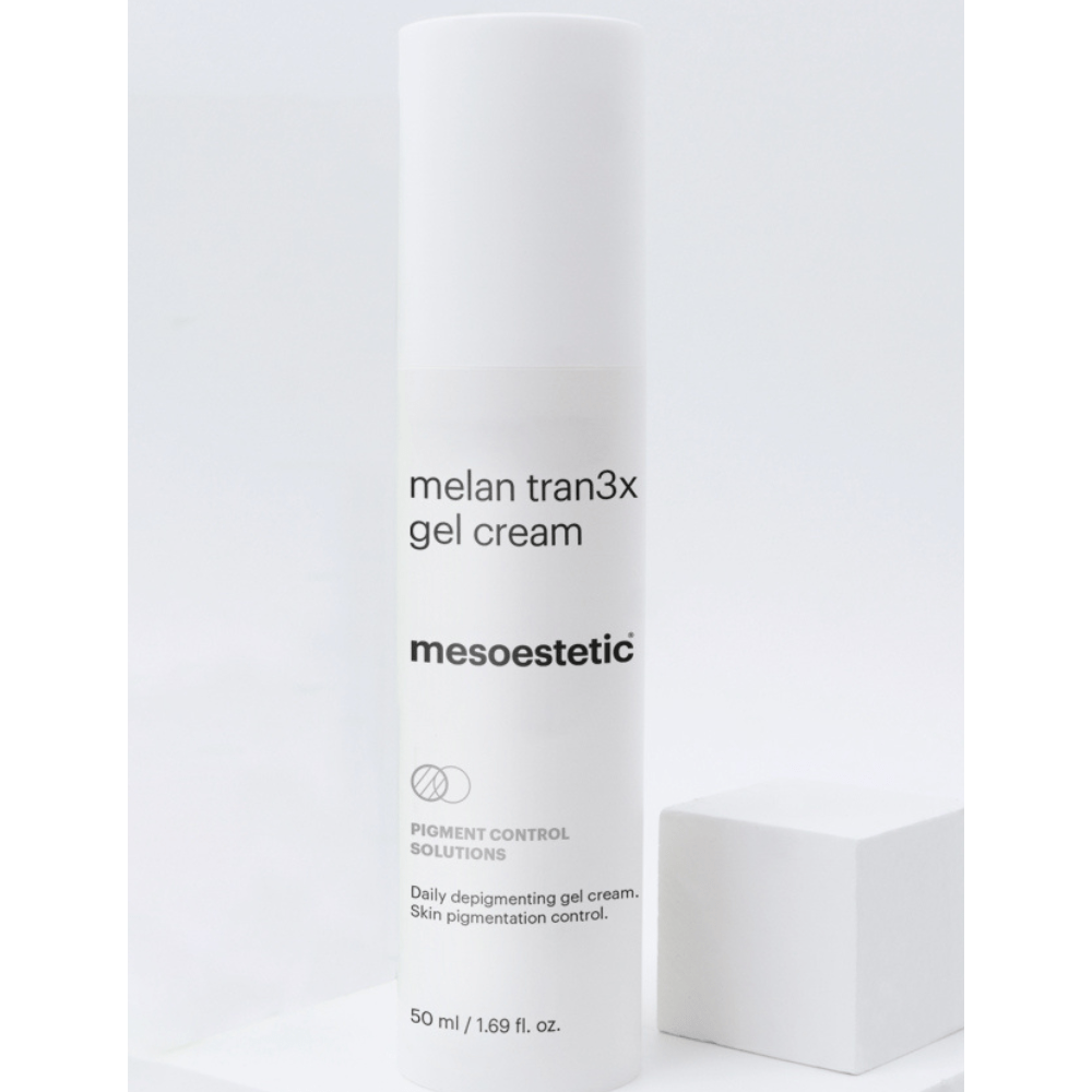 Mesoestetic Melan Tran3X Gel Cream – Aufhellende Creme gegen Pigmentflecken auf Präsentationspodest