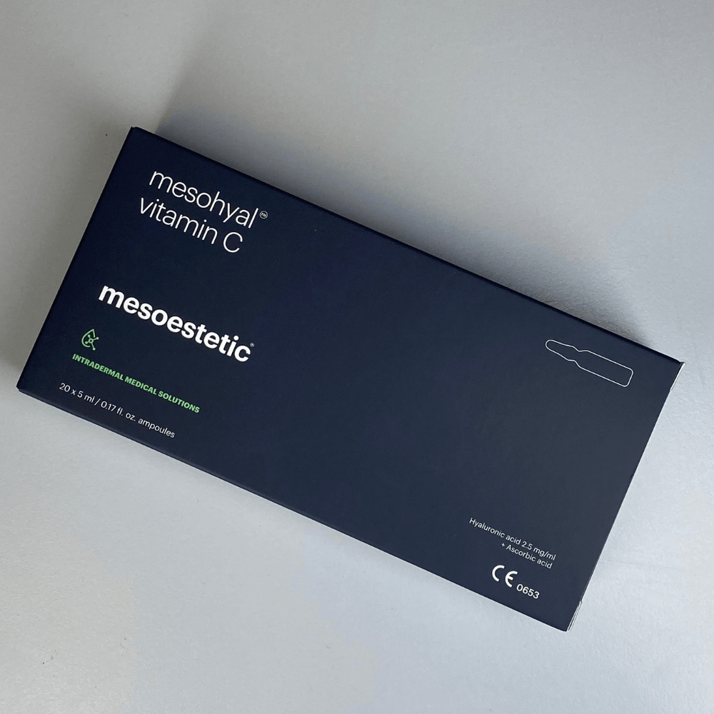 Mesohyal Vitamin C Box – stilvolle Produktpräsentation der Vitaminampullen für leuchtenden Teint und Hautschutz.