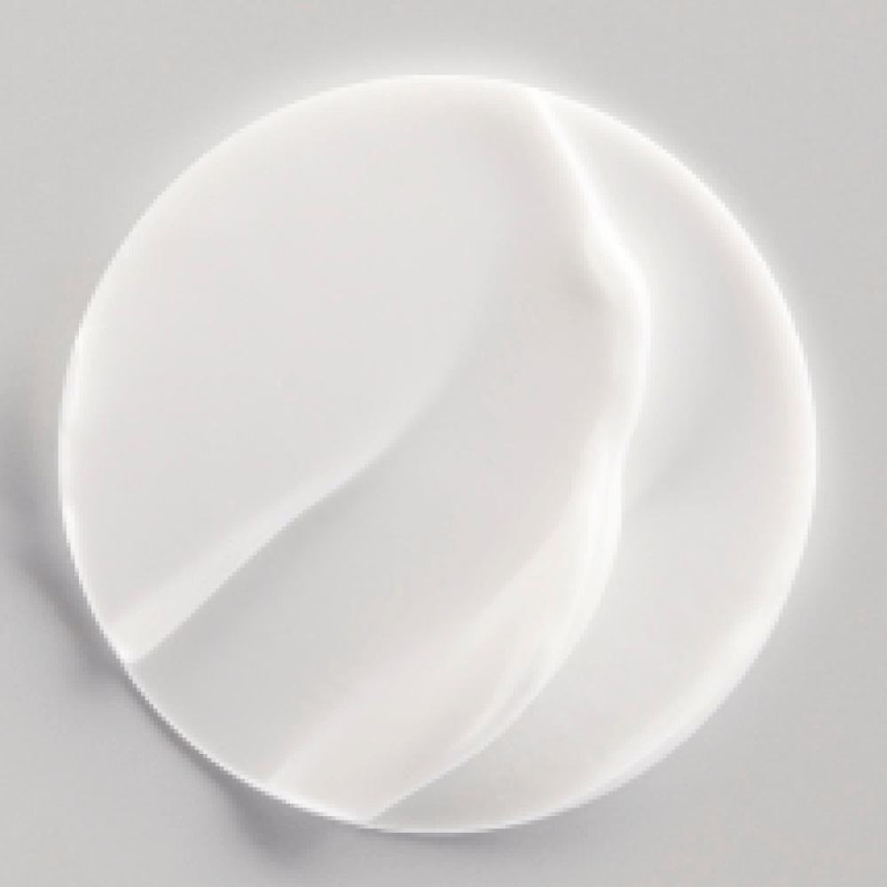 Seidige Textur der QMS ACTIVE GLOW ILLUMIntense Cream – Nahaufnahme auf hellem Hintergrund