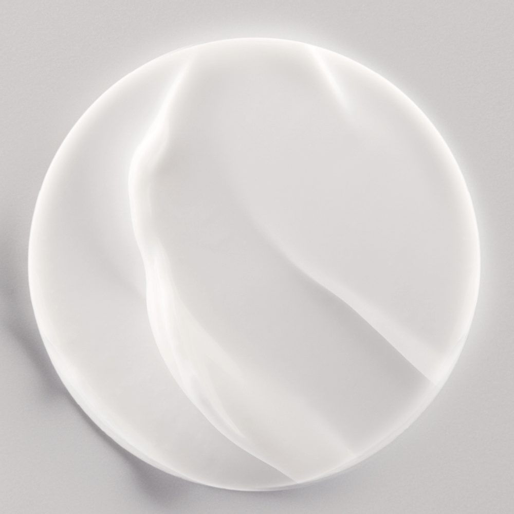 Seidige Textur des QMS COLLAGEN³D Line Correctors – cremig-weiß auf neutralem Hintergrund