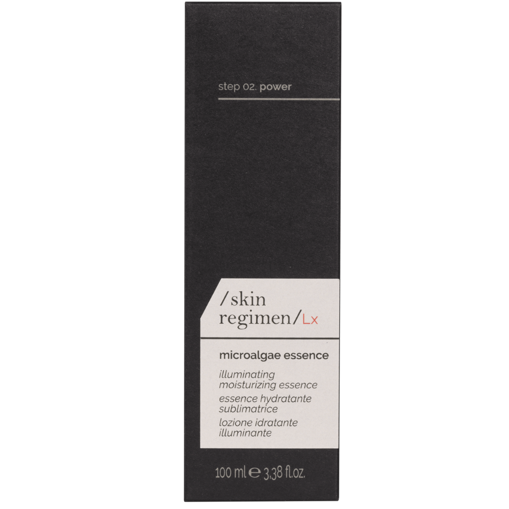 Skin Regimen Microalgae Essence – minimalistische, nachhaltige Verpackung für moderne Gesichtspflege mit Mikroalgenextrakt.