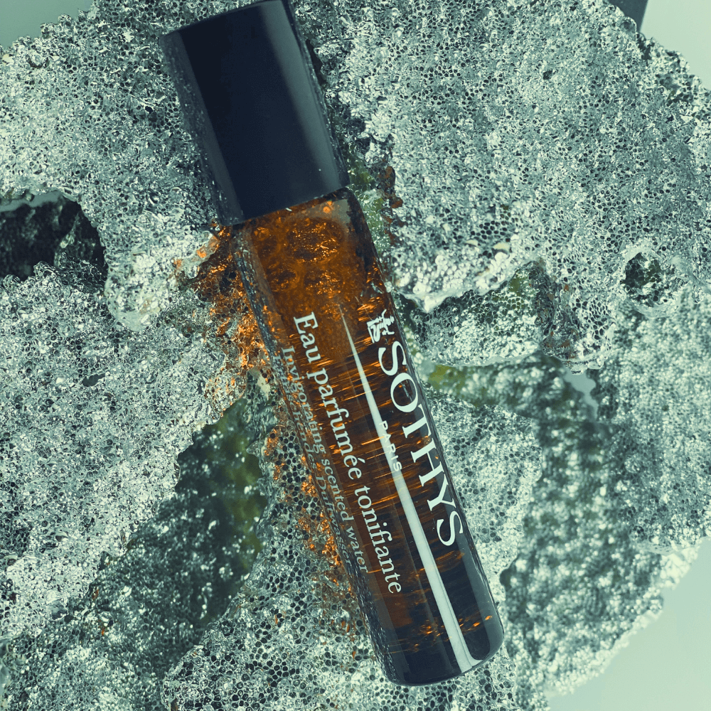 SOTHYS Eau Parfumée Tonifiante Roll-on 15 ml – Erfrischender Duft mit Zitrone und Meeresnoten, Fotografie auf Eisfläche