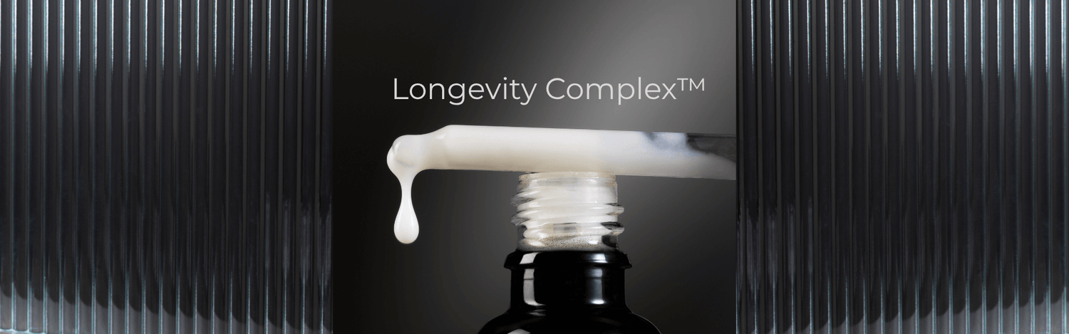 Schwarzer Flakon mit weißem Serum-Tropfen und der Aufschrift „Longevity Complex™“ – Symbolbild für die wissenschaftlich fundierte Anti-Aging-Pflege Skin Regimen LX.