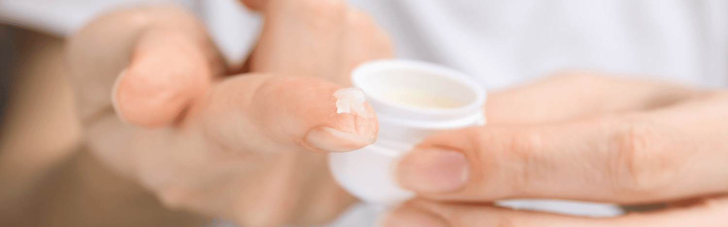 Person öffnet eine Creme – Beispiel für Kosmetikprodukt und richtige Handhabung zur Hautpflege bei ANADORE Kosmetik