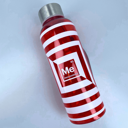 Mesoestetic Trinkflasche liegend – modernes Accessoire im orange-weiß gestreiften Design, ideal für Studio, Büro oder unterwegs.