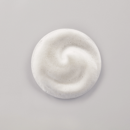 Leichter, cremiger Schaum des QMS Exfoliating Body Foam – sanft peelend und feuchtigkeitsspendend.