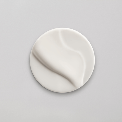 Seidige, schnell einziehende Textur der QMS Hand Cream – intensive Pflege mit Feuchtigkeitsboost.