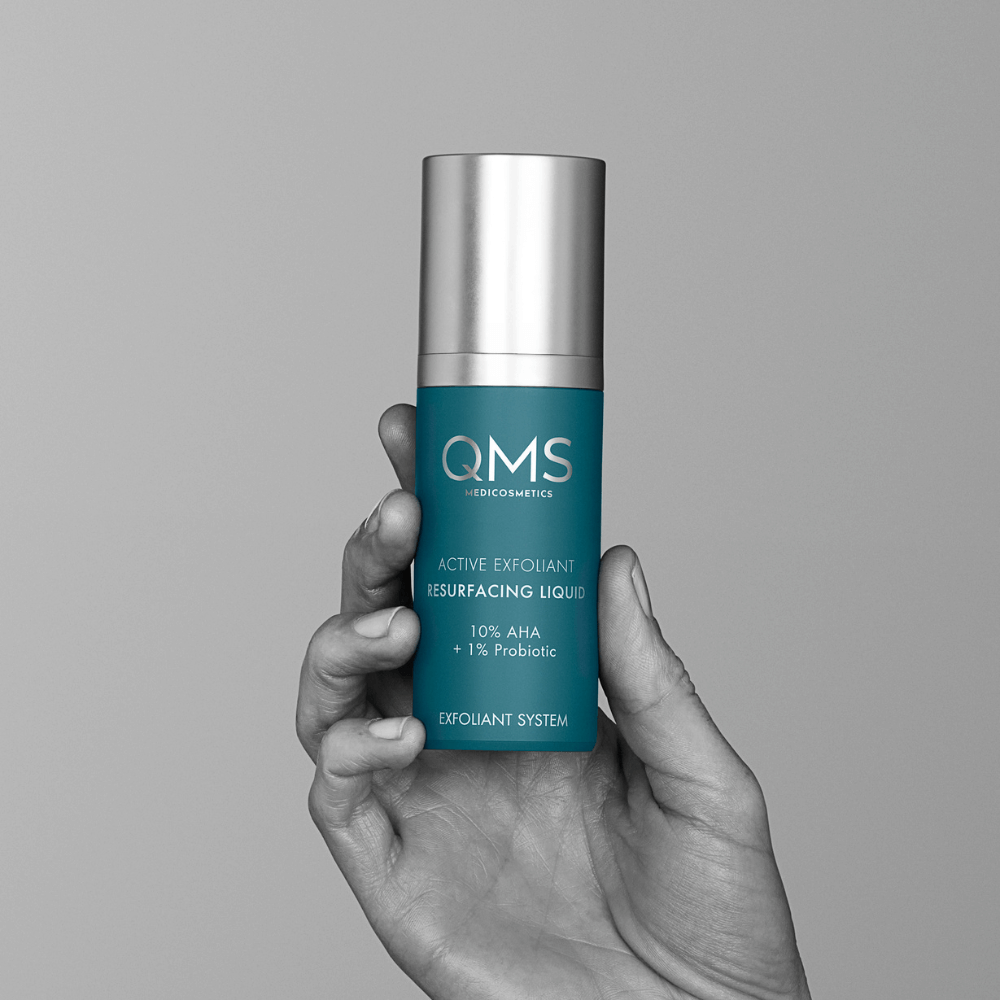 QMS Active Exfoliant 10% AHA + 1% Probiotic – hochwertige Peeling-Lotion in silberner Flasche