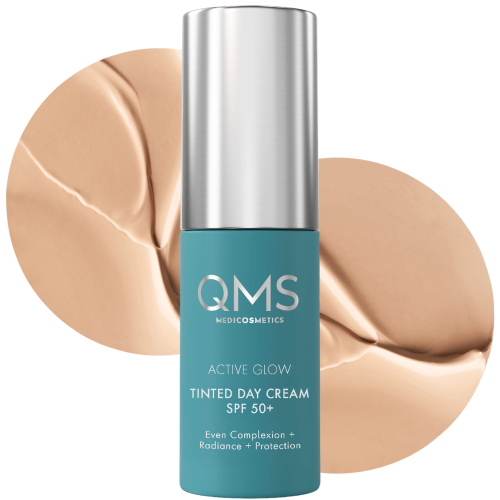 QMS Tinted Day Cream SPF 50+ – Mini-Flakon mit cremiger, getönter Textur im Hintergrund