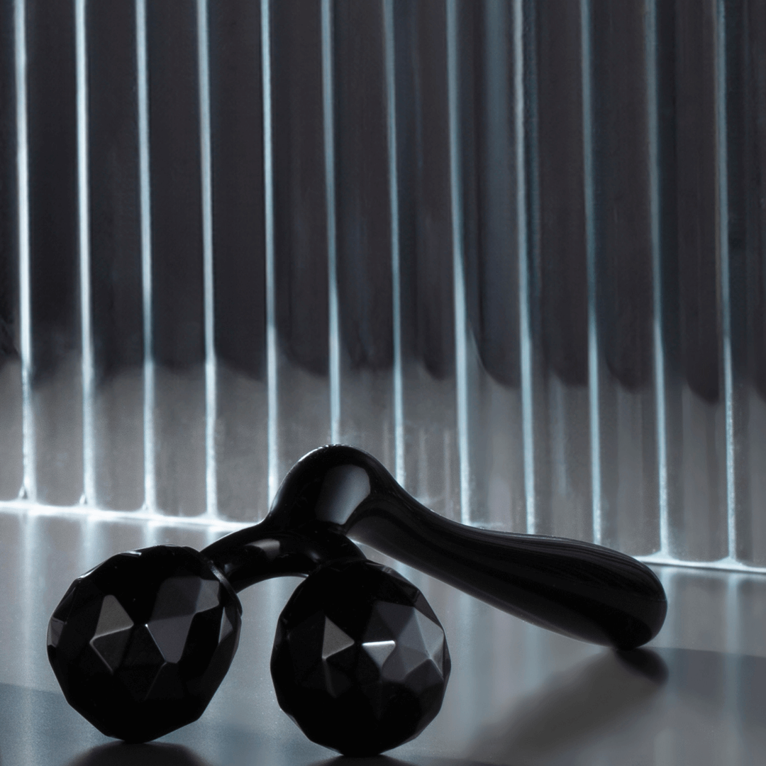 Skin Regimen Face Roller – luxuriöser schwarzer Gesichtsroller zur Straffung, Entspannung und Förderung der Mikrozirkulation für strahlende Haut.