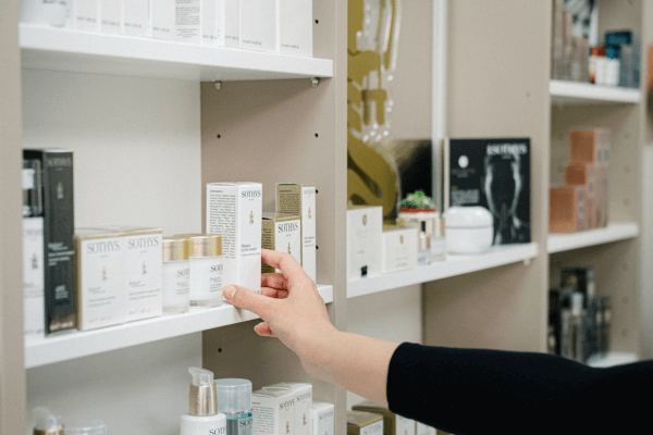 Pflegeberatung bei ANADORE Kosmetik mit SOTHYS Produkten im Regal