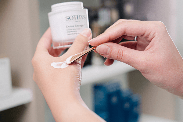 SOTHYS Gesichtscreme Textur auf Hand – hochwertige Pflege erleben