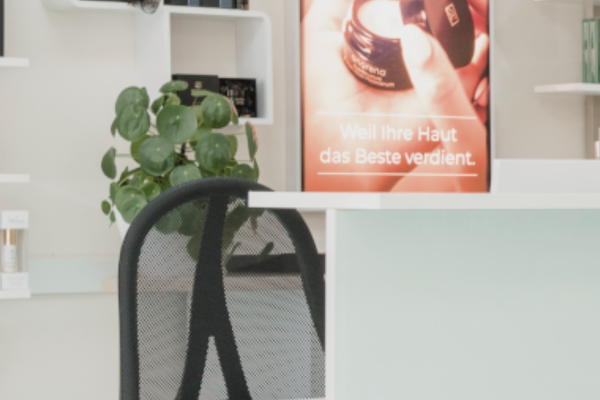 Moderner Arbeitsplatz im ANADORE Büro – stilvolle Umgebung für E-Commerce & Kundenberatung