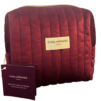 Rote Cinq Mondes Kosmetiktasche aus dem Ayurveda Körperpflegeset in limitierter Edition.
