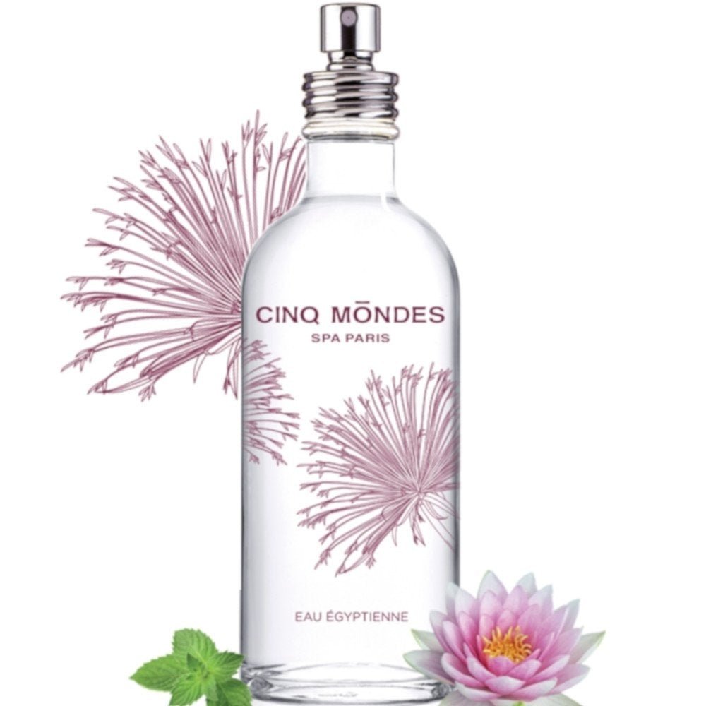 Cinq Mondes Eau Egyptienne 100ml – Aromaspray mit Lotus, Myrrhe & Rose für Haut und Haare, Produktabbildung mit botanischen Elementen