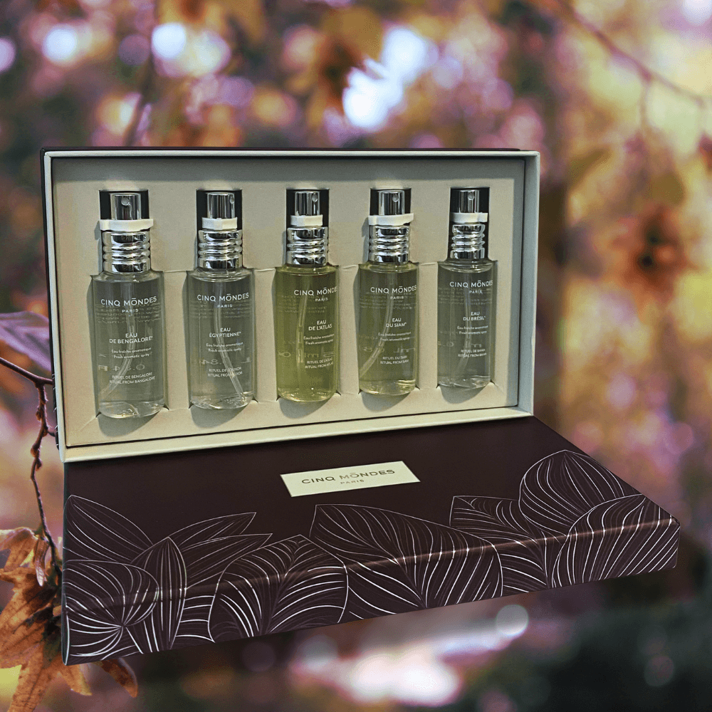Fünf Cinq Mondes Eaux Fraîches à 25 ml in Geschenkbox vor unscharfem Hintergrund – aromatisches Duftset Limited Edition.