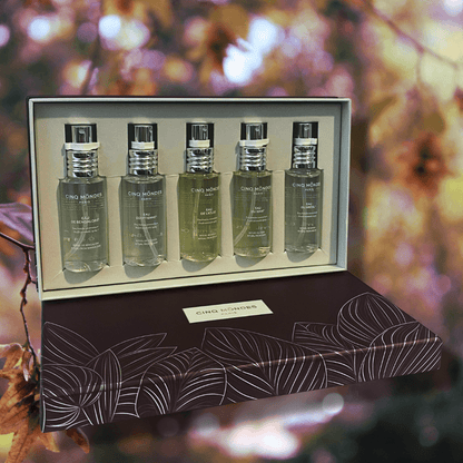 Fünf Cinq Mondes Eaux Fraîches à 25 ml in Geschenkbox vor unscharfem Hintergrund – aromatisches Duftset Limited Edition.