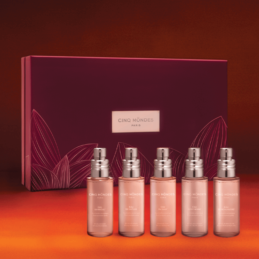 Cinq Mondes Eaux Fraîches Duftset mit fünf Mini-Sprays vor roter Geschenkbox – Limited Edition Duftkollektion.
