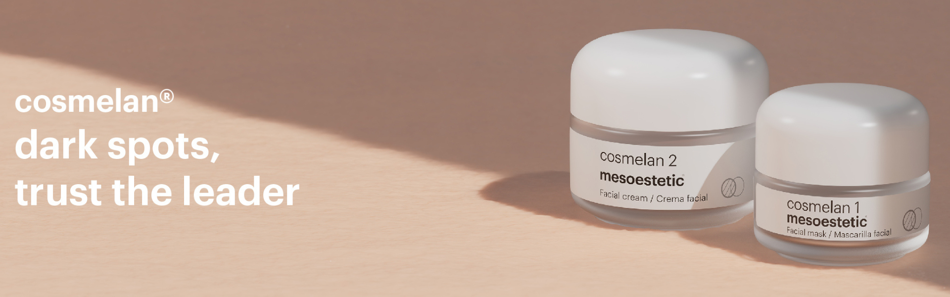 Banner mit mesoestetic Cosmelan Produkten: cosmelan 1 Gesichtsmaske und cosmelan 2 Gesichtscreme zur Depigmentierung. Text: ‚cosmelan – dark spots, trust the leader‘. Ideal gegen Pigmentflecken und ungleichmäßigen Teint.