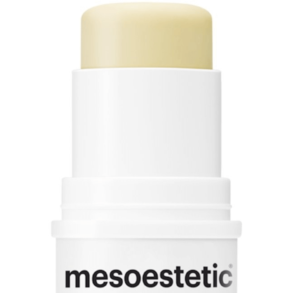 Mesoestetic Mesoprotech Sun Stick 100 – Nahaufnahme der Textur des hochwirksamen Sonnenschutzsticks für empfindliche Hautpartien