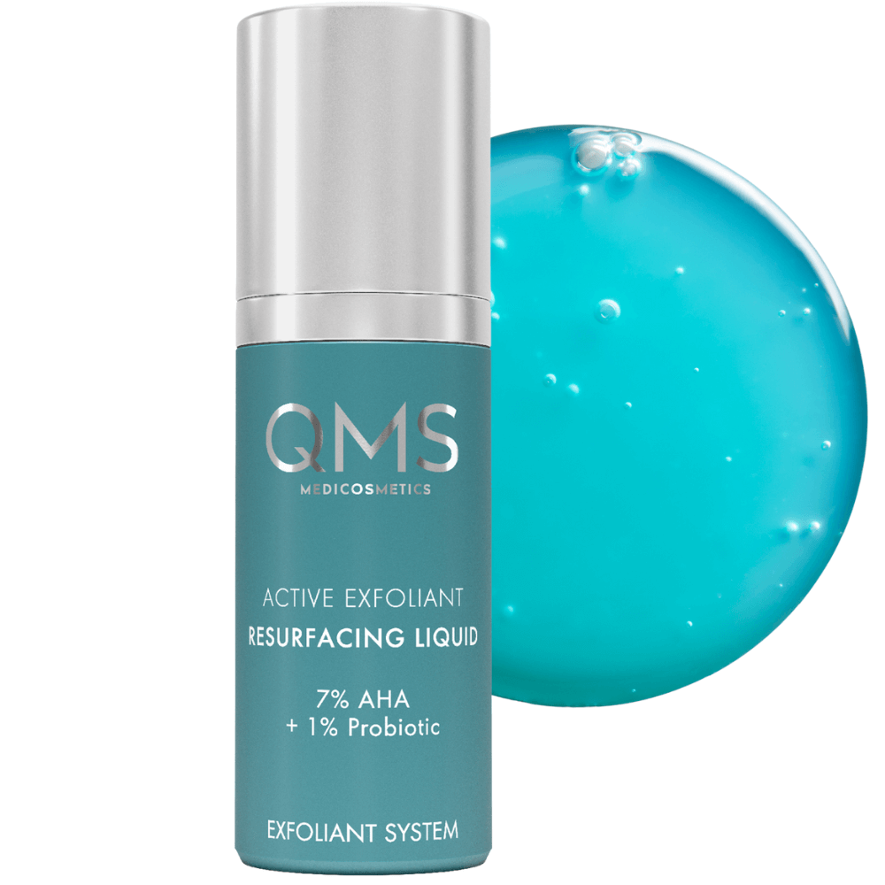 QMS Active Exfoliant Resurfacing Liquid neben Geltextur – zeigt die leichte, klare Peeling-Formel mit 7 % AHA und 1 % Probiotic Complex