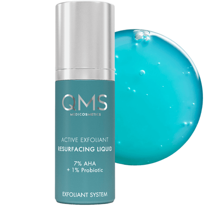 QMS Active Exfoliant Resurfacing Liquid neben Geltextur – zeigt die leichte, klare Peeling-Formel mit 7 % AHA und 1 % Probiotic Complex