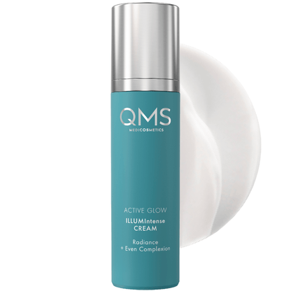 QMS ACTIVE GLOW ILLUMIntense Cream 50ml – feuchtigkeitsspendende Glow-Creme mit Hyaluron, Produktfoto mit weißer Textur