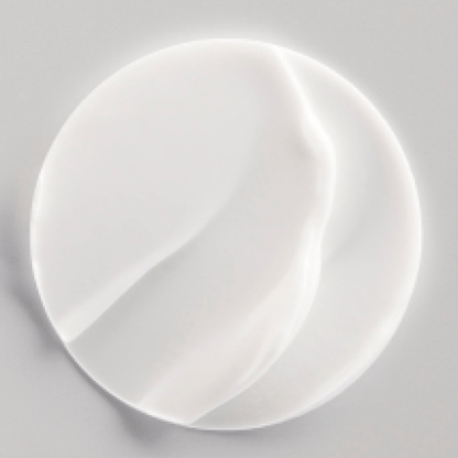 Seidige Textur der QMS ACTIVE GLOW ILLUMIntense Cream – Nahaufnahme auf hellem Hintergrund