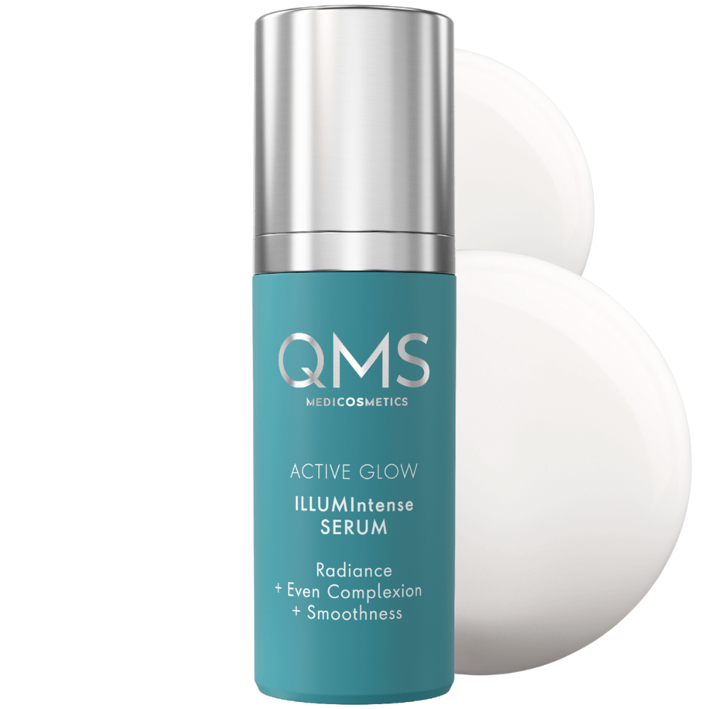 QMS ILLUMIntense Serum – Produktbild mit samtiger Serumtextur im Hintergrund