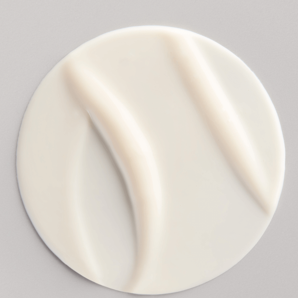 Feine Textur der QMS Power Firm Neck &amp; Bust Cream – glättend und feuchtigkeitsspendend.