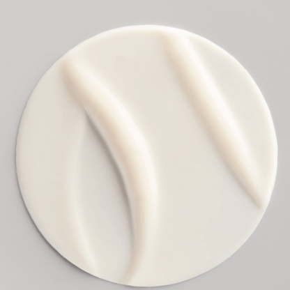 Feine Textur der QMS Power Firm Neck &amp; Bust Cream – glättend und feuchtigkeitsspendend.