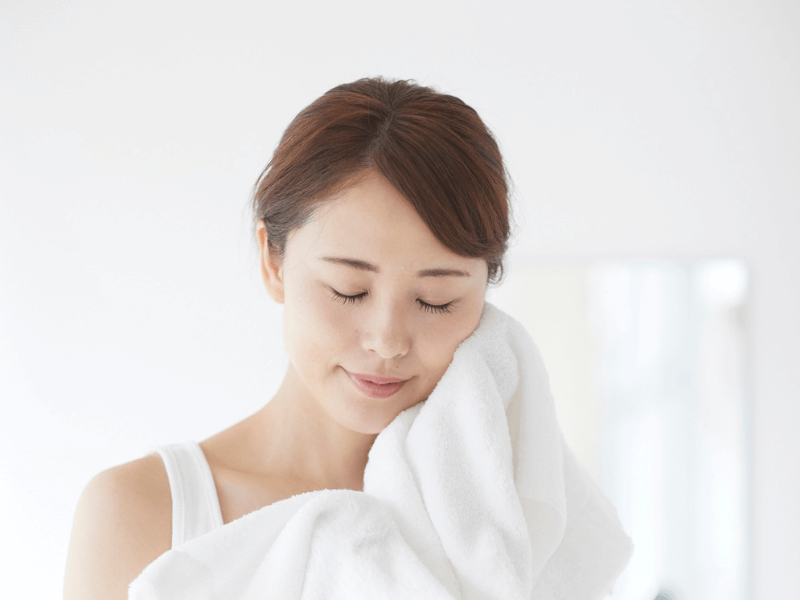 Sanfte Gesichtsreinigung für Hauterneuerung und Anti-Aging im Frühling