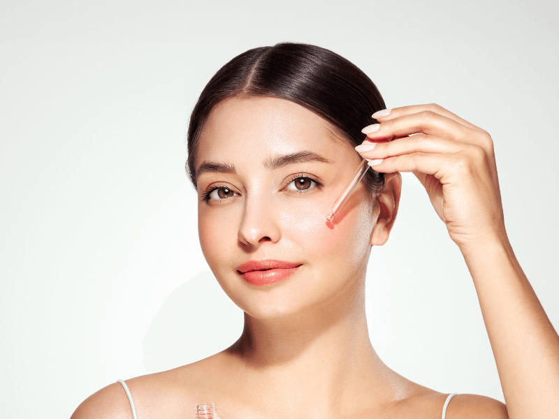 Serum für Hauterneuerung und Anti-Aging als Teil der Pflegeroutine